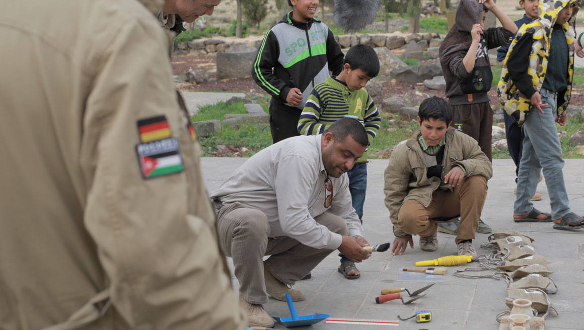 TV-Serie Guardians of Heritage - Hüter der Geschichte mit Hannes Jaenicke in Zaatari auf HISTORY 8