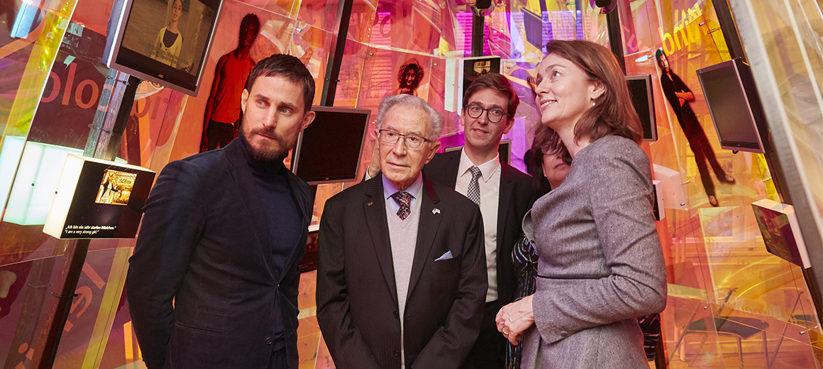Ben Lesser schaut sich zusammen mit Dr. Katarina Barley,Clemens Schick und Patrick Siegele das Anne Frank Zentrum an.