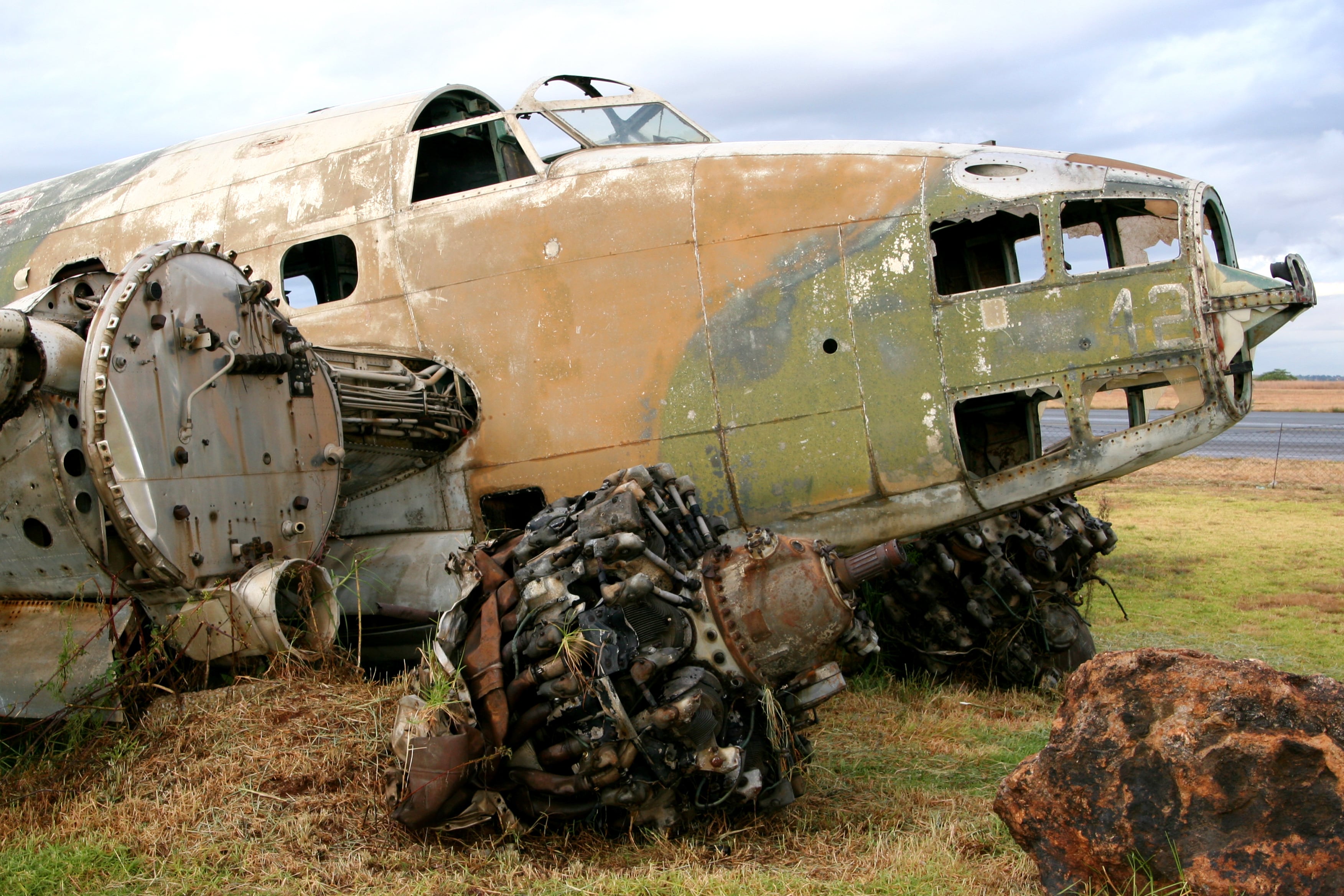 Ein ausgeschlachtetes Flugzeug aus dem Zweiten Weltkrieg